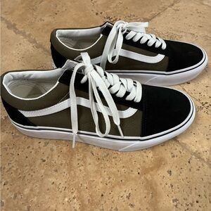 Brand New Vans sneakers W8.5, M7